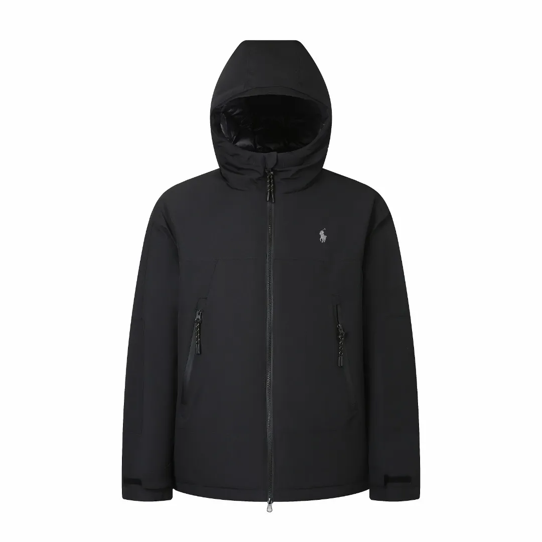 P980 Ralph Lauren Pony Embroidered Hooded Down Jacket (Black) The inner filling is made of high-quality 90 white duck down with a weight of 220g, ensuring excellent thermal insulation performance. After strict screening and processing, the velvet is not easy to get drilled, ensuring durability. The fabric is made of high-density nylon taffeta with a density of about 210T-300T, with a smooth and slightly matte surface, excellent windproof and waterproof properties (with DWR water-repellent treatment), strong wrinkle resistance and easy care, in line with the American casual positioning of "durable and practical". The lining fabric is made of 100% polyamide. The high-density and tight weaving process prevents fine lint from emerging from the gaps in the fabric. The smooth surface improves the putting on and taking off experience, and the excellent wear and tear resistance ensures damage caused by frequent use, while the light and soft texture does not affect the overall weight. The classic jacket has a slightly loose fit, slightly dropped shoulder line (shoulder width is 1-2cm wider than the standard fit), is hip-length, and has slightly tapered straight sleeves, taking into account both freedom of movement and casual style. The adjustable Velcro on the cuffs allows you to freely adjust the tightness according to the thickness of your wrist and personal preferences, effectively preventing cold wind from intruding, and improving the warmth performance. In terms of storage, the two front zipper pockets are convenient for you to place frequently used items, and the zipper design ensures that items are not easily lost. A built-in pocket on the left side of the chest provides a safe storage space for some small private items. The drawstring design at the hem allows you to adjust the shape of the jacket according to your body shape and dressing needs. Whether it is loose and casual or slim and neat, you can easily control it. Polo horse logo on the left chest: flat satin stitch embroidery (satin embroidery), the embroidery thread is 100% polyester high color fastness embroidery thread (the color number is consistent with the brand's standard red color card), the stitch density is 12-15 stitches/cm, the outline of the horse logo is clear, and the details of the rider and horse are burr-free. Size:S-M-L-XL